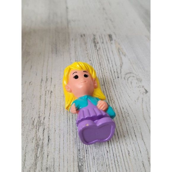 Blonde girl mom shopping day out toy play figure - Picture 2 of 5